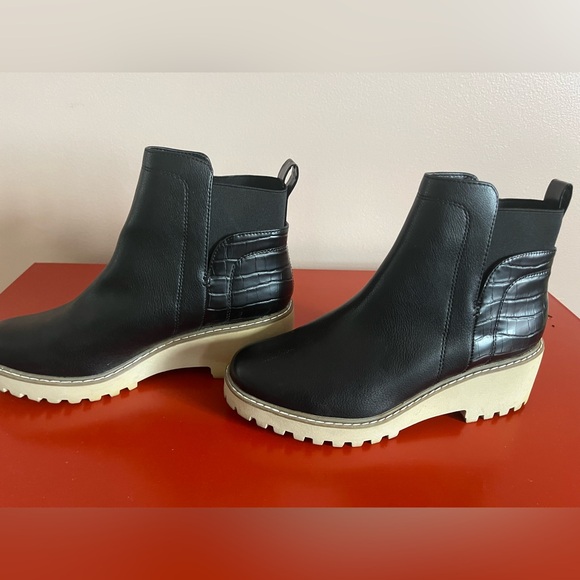 DV by Dolce Vita Rielle Black Ankle Booties in excellent condition. - Picture 7 of 8